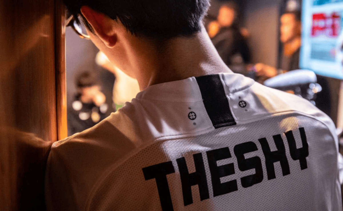 英雄麦克疯：Leyan调侃自己闪现撞墙 Rookie时刻鼓励队友