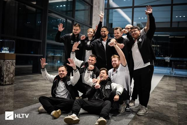 kyousuke 和 baz 在 evelone192 表演赛中以作弊方式进行 2v8