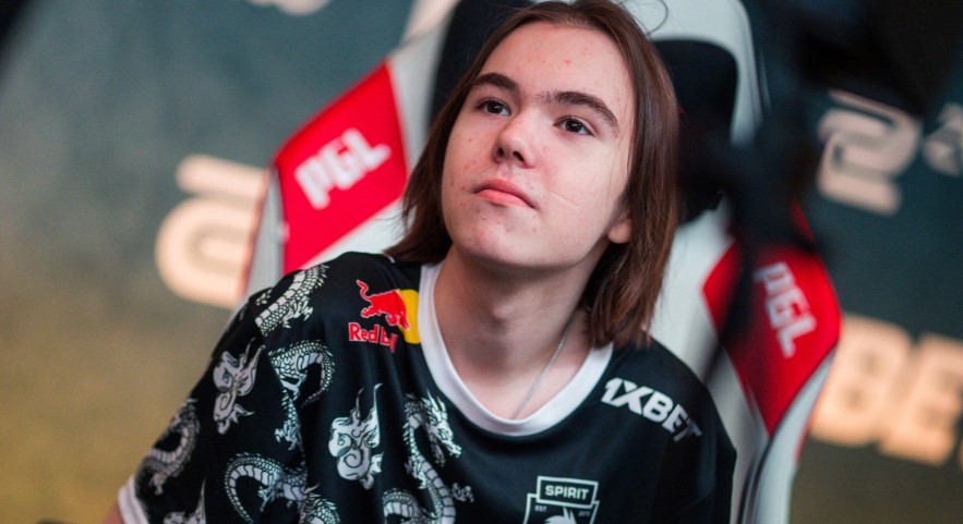 路上的石头：我是那个人的粉丝（ TheShy ），在这两年的合作中我对他非常好。